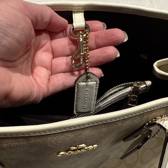 Coach Beige/White Signature Coated Canvas and Leather Drawstring Carryall Bag - Picture 4 of 16